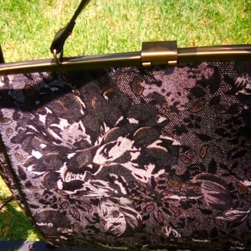 CLASSY 🛍️ - Picture 2 of 4